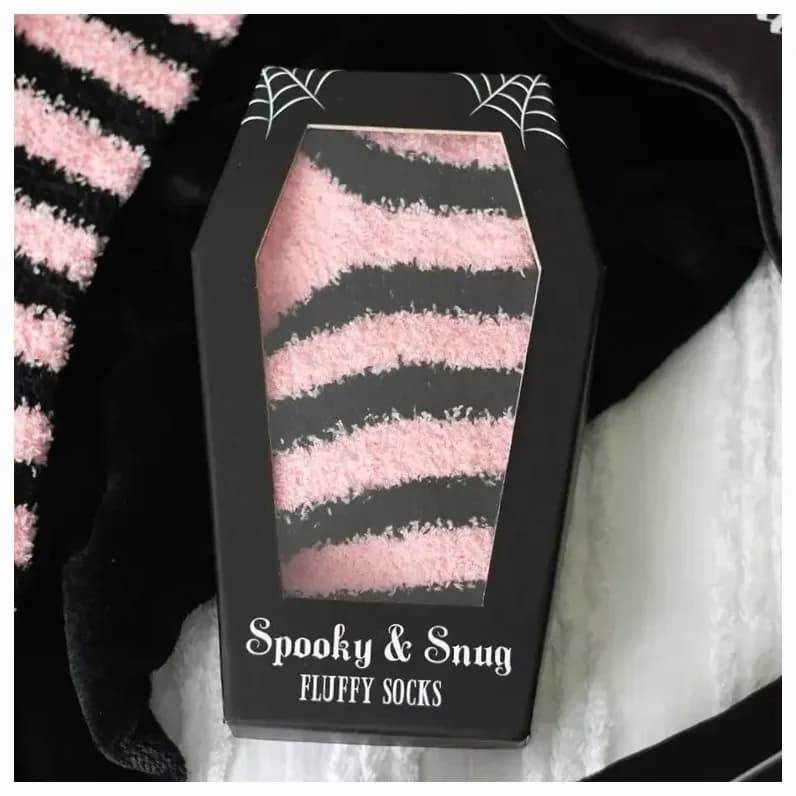 Calcetines de rayas rosas y negras en caja de regalo con diseño de ataúd